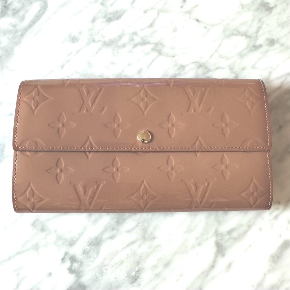 ๐ LOUIS VUITTON Authentic Neutral Pale Pink Patent Leather Wallet. - Picture 2 of 12